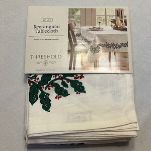 NWT, Threshold Holly Berry Leaf Cotton/Linen Tablecloth 60 x 84